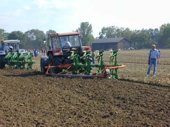 Schl&uuml;tertraktoren mit Gassnerpfl&uuml;ge auf Gut Rohrenfeld 2004